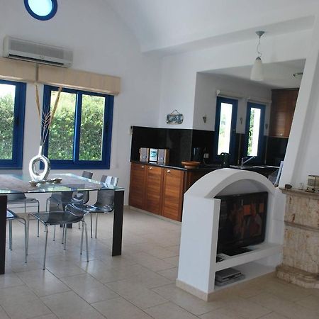 Sea Front Villa, Heated Private Pool, Amazing Location Paphos 323 Кисонерга Екстериор снимка