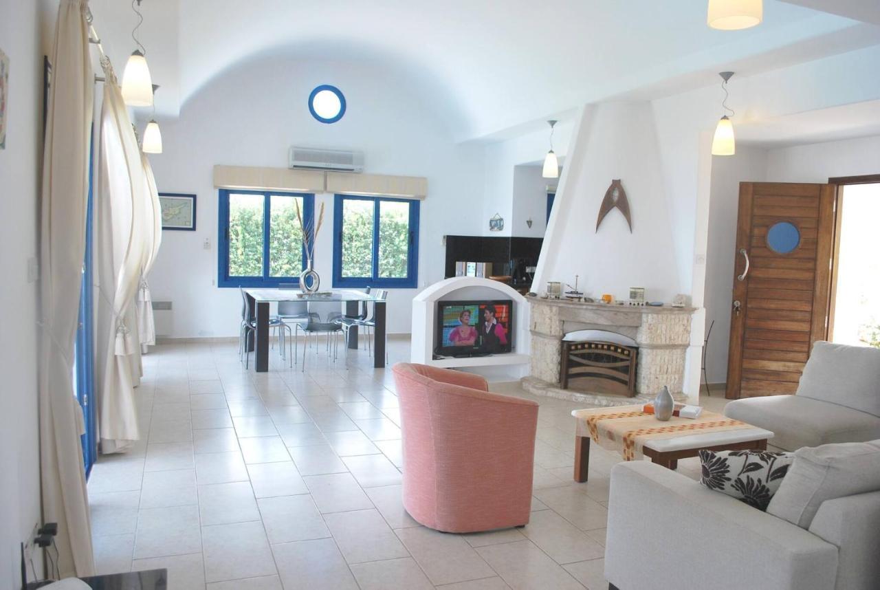 Sea Front Villa, Heated Private Pool, Amazing Location Paphos 323 Кисонерга Екстериор снимка