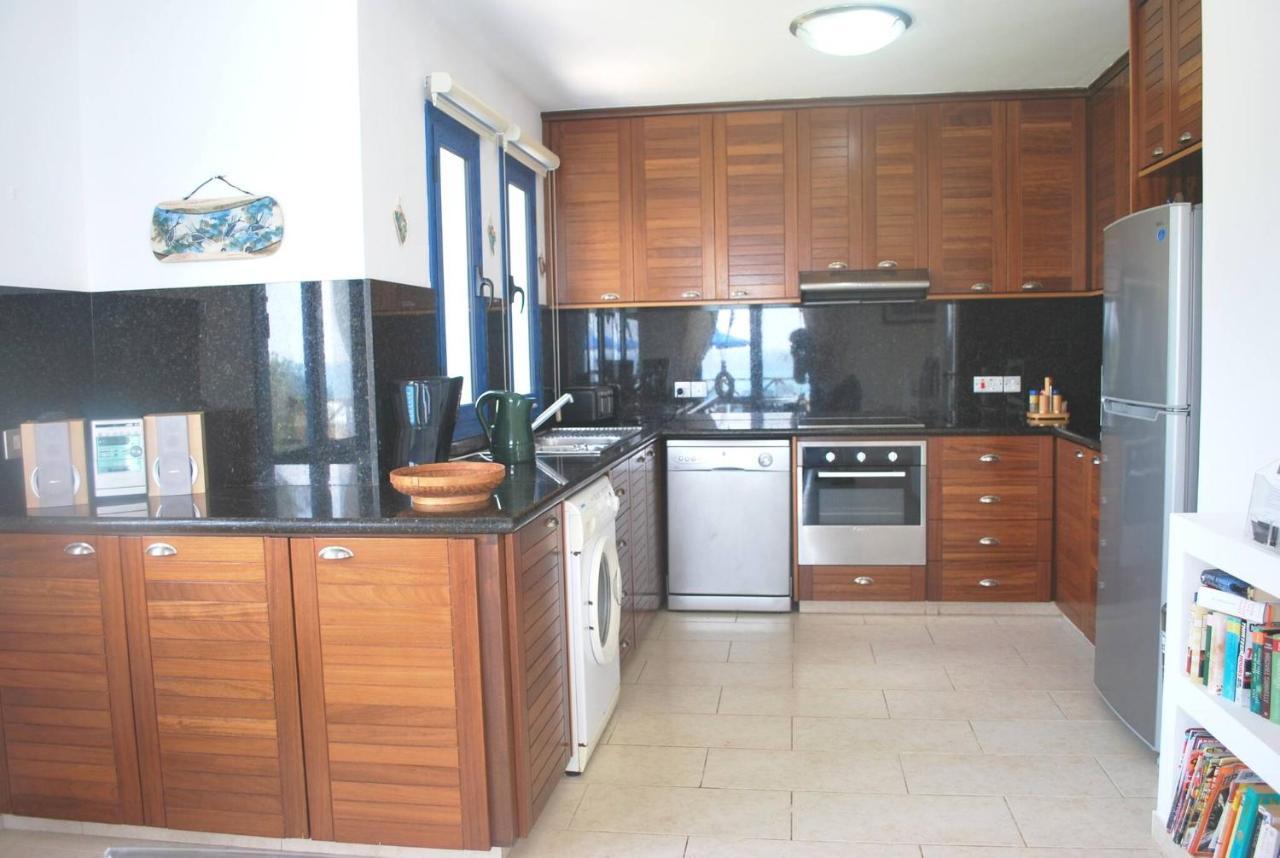 Sea Front Villa, Heated Private Pool, Amazing Location Paphos 323 Кисонерга Екстериор снимка